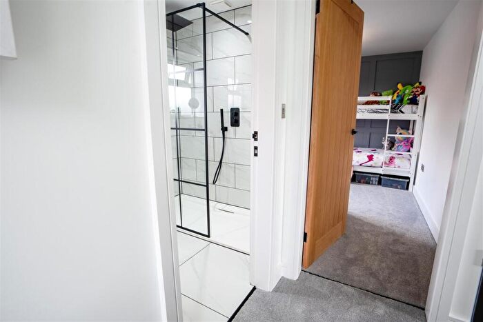 3 Bedroom End Of Terrace House For Sale In Hillcrest Drive, Queensbury, Bradford, BD13