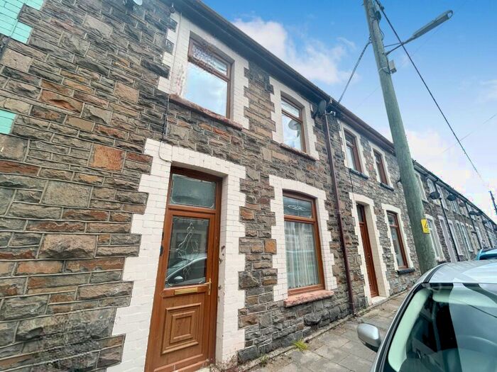 3 Bedroom Hotel Room To Rent In New Century Street, Tonypandy, CF40