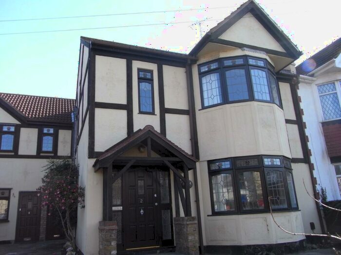 1 Bedroom Flat To Rent In High Road Benfleet, SS7