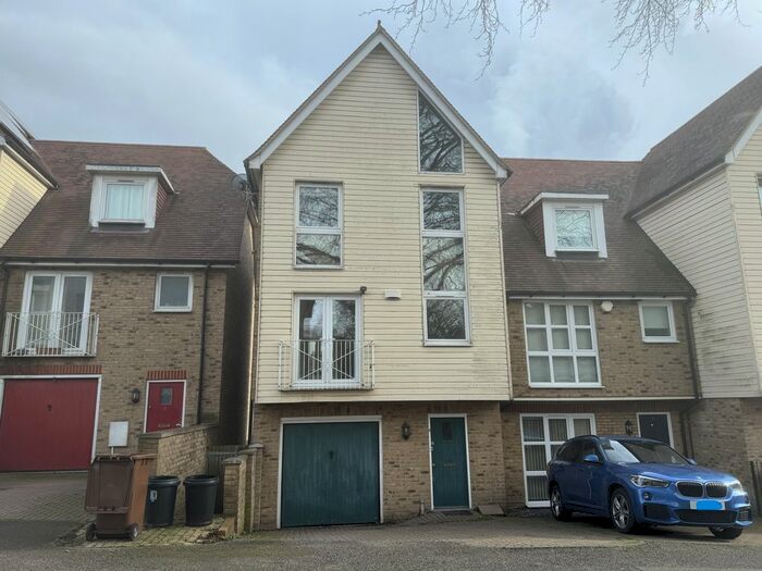 4 Bedroom Town House To Rent In London Road, Strood, Rochester, ME2
