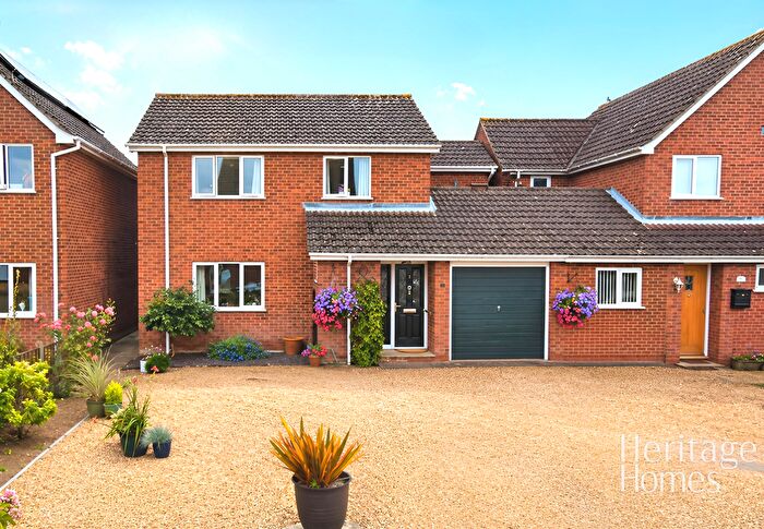 4 Bedroom Link Detached House For Sale In Carleton Close, Wymondham, Norfolk, NR18