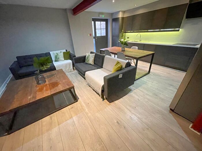 1 Bedroom House To Rent In Nelson Street, L1