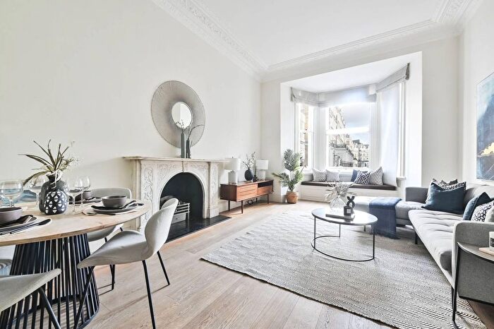 2 Bedroom Flat For Sale In Redcliffe Square, Chelsea, London, SW10