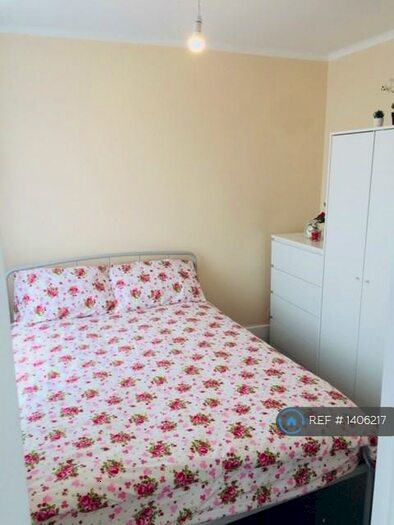Studio To Rent In Berkshire Gardens, London, N13