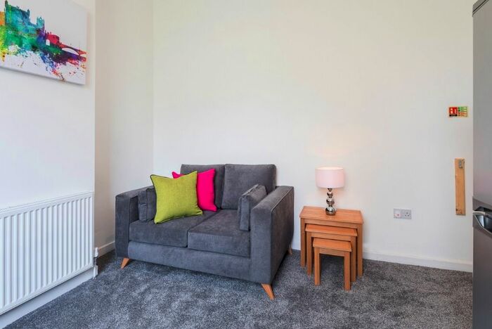 2 Bedroom Flat To Rent In Waterloo Crescent, The Arboretum, Nottingham, NG7