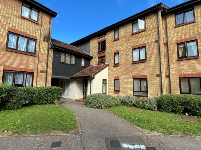 1 Bedroom Apartment To Rent In King Arthur Court, Cheshunt, EN8
