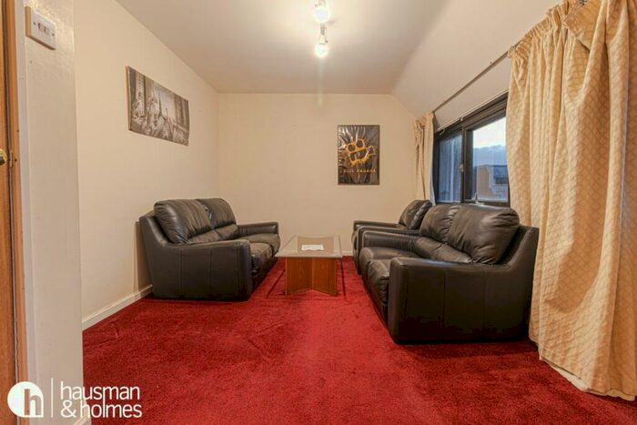 2 Bedroom Flat To Rent In Britten Close, Golders Green, NW11