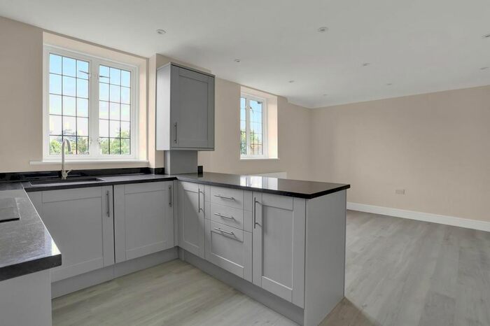 3 Bedroom Flat To Rent In Queens Close, Esher, KT10