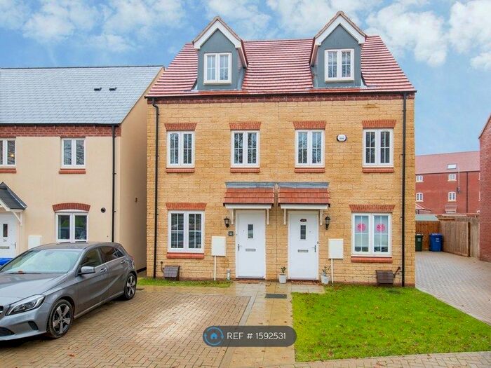 3 Bedroom Semi-Detached House To Rent In Redcar Road, Bicester, OX26