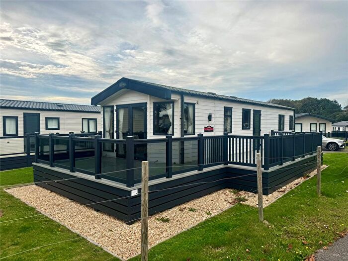 2 Bedroom Mobile/park Home For Sale In Highcliffe Meadow, Hoburne Naish, Barton On Sea, Hampshire, BH25
