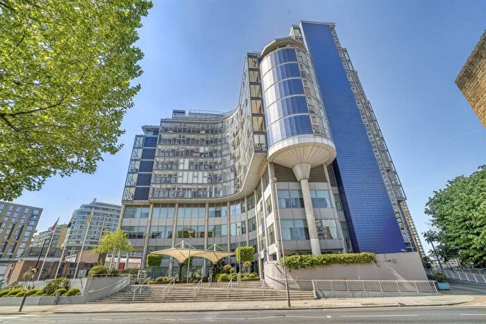 3 Bedroom Flat For Sale In Lombard Road, London, SW11