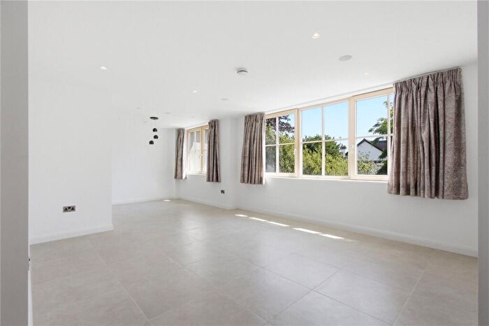 2 Bedroom Apartment To Rent In Totteridge Lane, London, N20