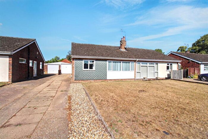 3 Bedroom Semi-Detached Bungalow For Sale In Swan Close, Aylsham, Norwich, NR11