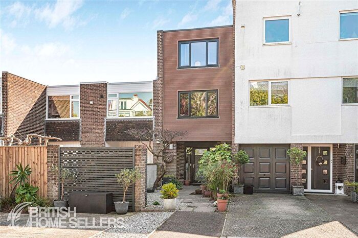 2 Bedroom Flat For Sale In Danby Heights Close, Torquay, Devon, TQ1