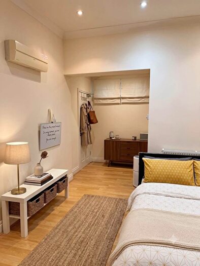 Semi-detached House To Rent In High Street, Acton, W3