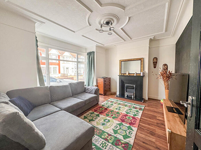 1 Bedroom Flat For Sale In Central Avenue, Southend-on-Sea, SS2