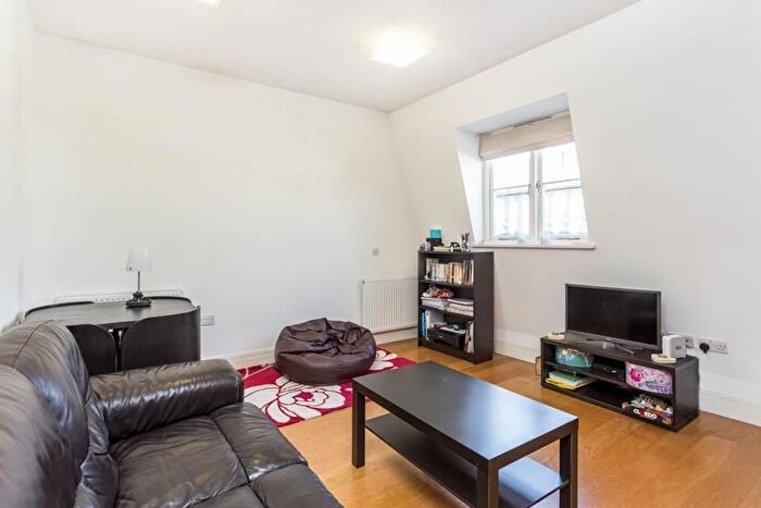 2 Bedroom Flat To Rent In Castletown Road, West Kensington, W14