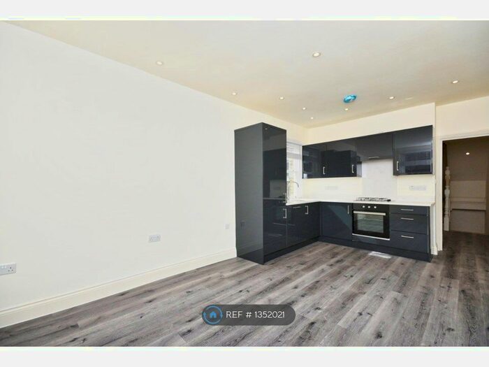 3 Bedroom Flat To Rent In First Floor, London, SW12