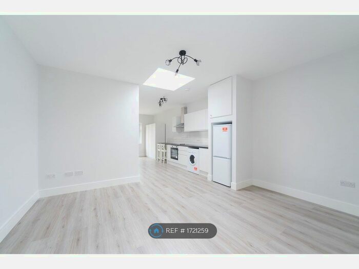 Studio To Rent In Beaconsfield Close, London, N11