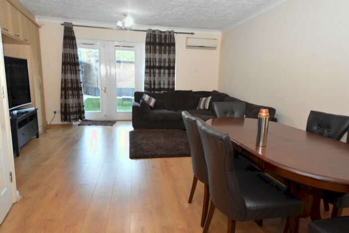 4 Bedroom Town House To Rent In Gatcombe Road, London, E16