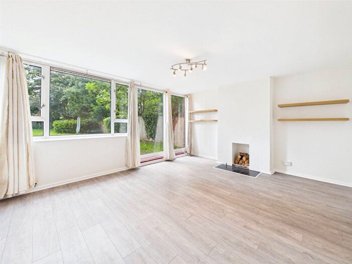 3 Bedroom Flat To Rent In Cambridge House, Teddington, TW11