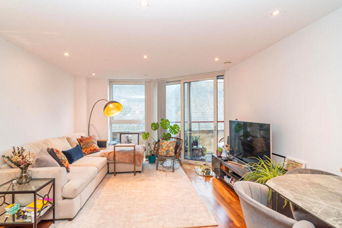 2 Bedroom Apartment To Rent In Flower Lane, London, NW7