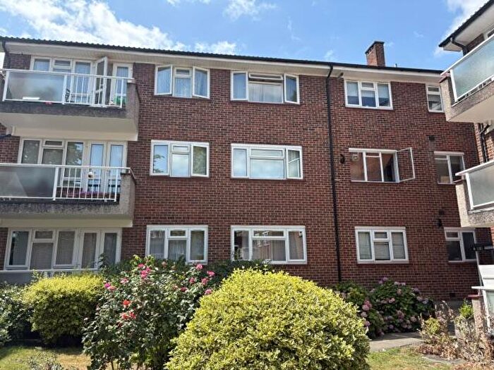 1 Bedroom Flat To Rent In Springbank, N21