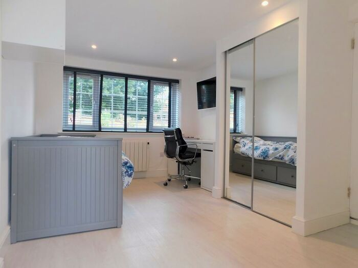 Flat To Rent In Langley Road, Slough, Berkshire, SL3