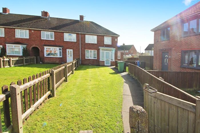 3 Bedroom End Of Terrace House For Sale In Langton Close, Grimsby, DN33