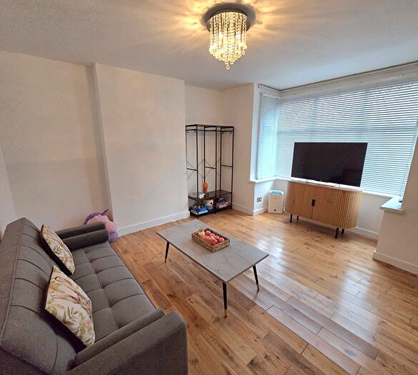 5 Bedroom Semi-Detached House For Sale In Milton Avenue, EN5