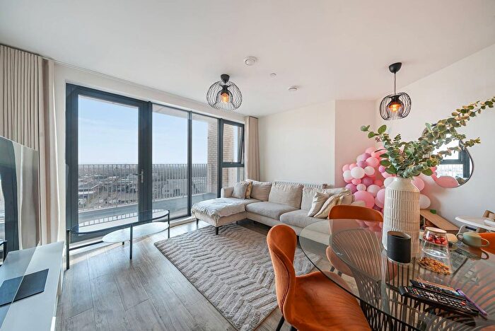 2 Bedroom Flat To Rent In Lakeside Drive, Ealing, London, NW10