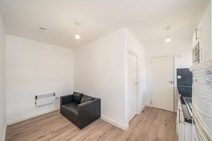 1 Bedroom Flat To Rent In High Street, Sutton, SM1