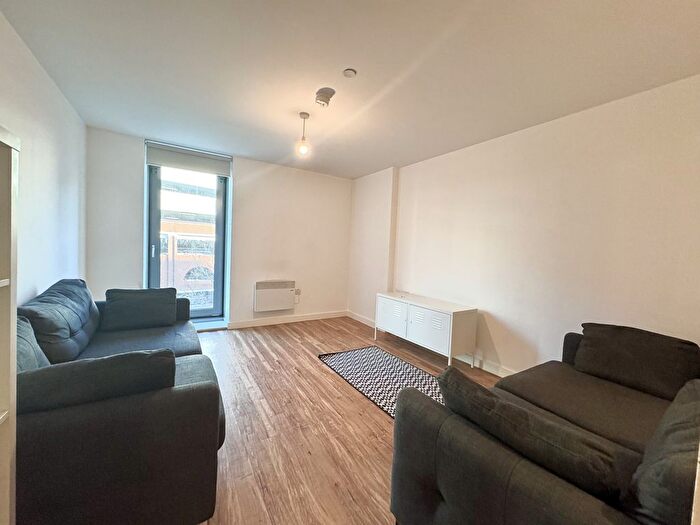 3 Bedroom Flat To Rent In Michigan Avenue, Salford, M50