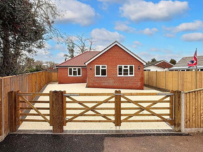 3 Bedroom Detached Bungalow For Sale In Woodlands Close, Dibden Purlieu, SO45