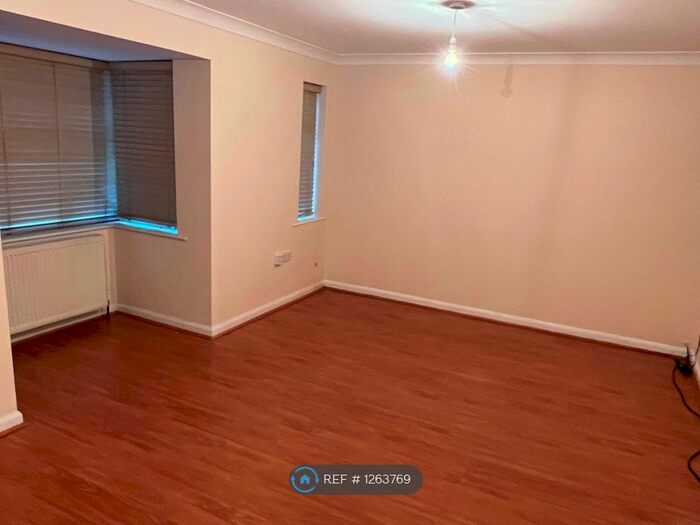 2 Bedroom Maisonette To Rent In Ivy Court, Watford WD18