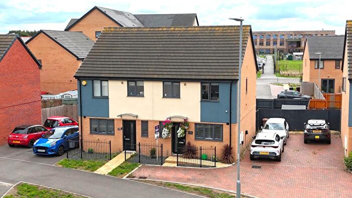 3 Bedroom Semi-Detached House For Sale In Manor Drive, Peterborough, PE4