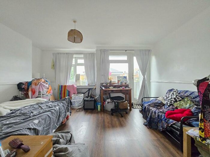 3 Bedroom Flat To Rent In Cable Street, London, E1