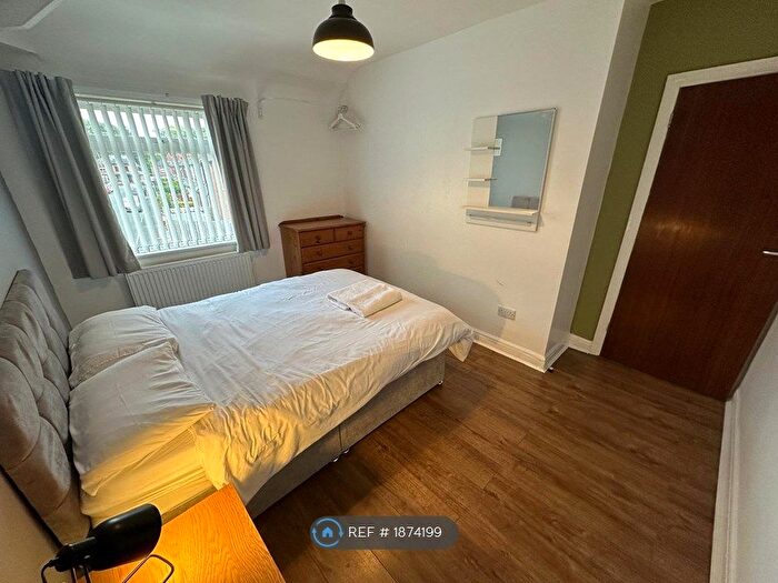 4 Bedroom Semi-Detached House To Rent In Cross Flatts Grove, Leeds, LS11