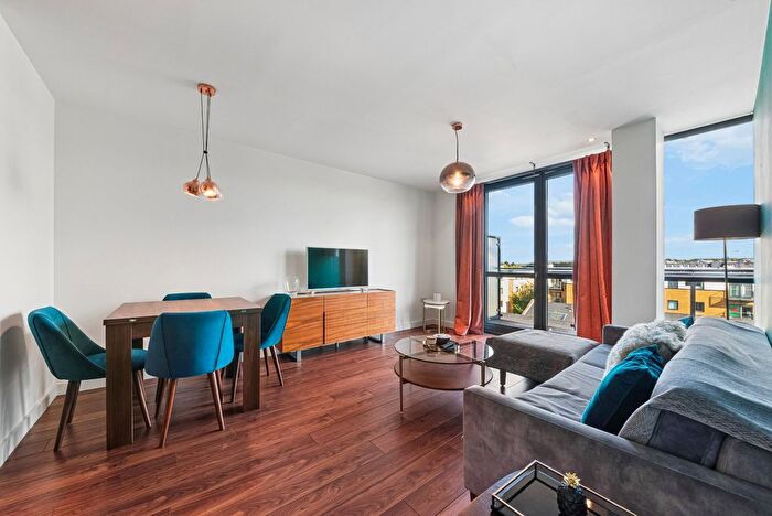 2 Bedroom Flat To Rent In Forge Square, London, E14