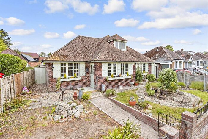 6 Bedroom Detached Bungalow For Sale In Monkton Road, Minster, Ramsgate, Kent, CT12