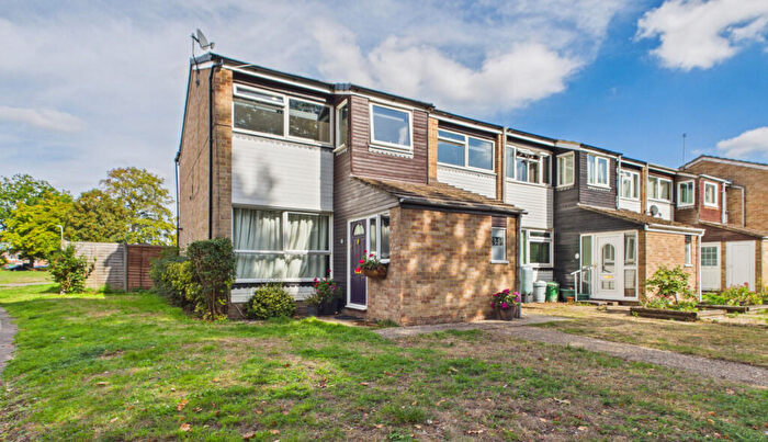2 Bedroom Maisonette For Sale In Rickman Close, Woodley, Reading, Berkshire, RG5