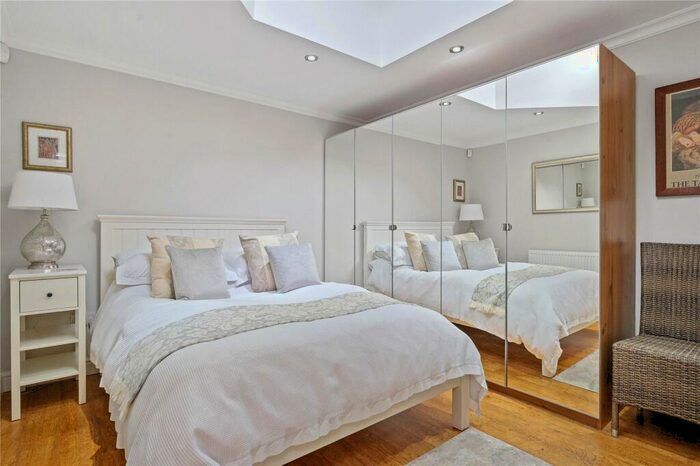 3 Bedroom End Of Terrace House For Sale In Buckingham Mews, London, N1