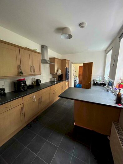 4 Bedroom Semi-Detached House To Rent In Aubrey Road, Fallowfield, M14