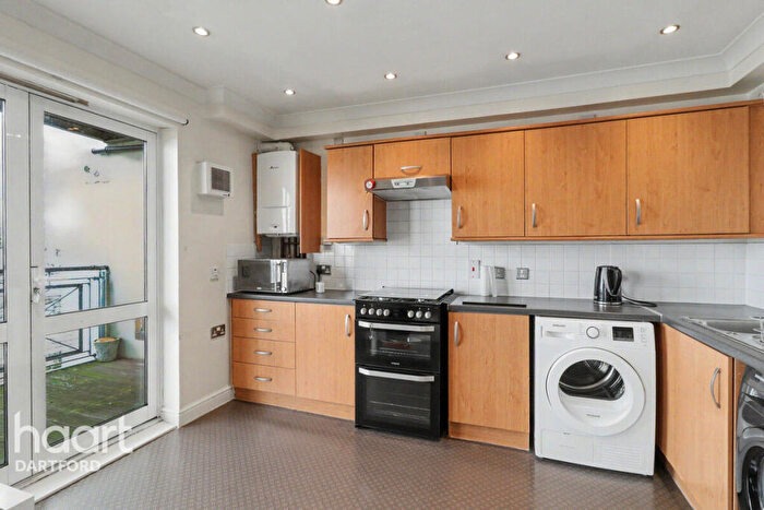 2 Bedroom Flat To Rent In Fantail Close, London, SE28