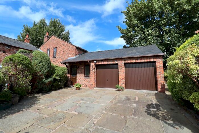 3 Bedroom Link Detached House To Rent In Roan Mews, Macclesfield, SK11
