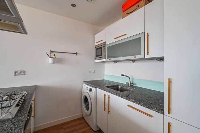 2 Bedroom Flat To Rent In The Fusion Building, Poplar, London, E14