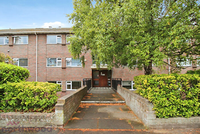 2 Bedroom Flat To Rent In Queens Court, Queens Road, High Wycombe, HP13