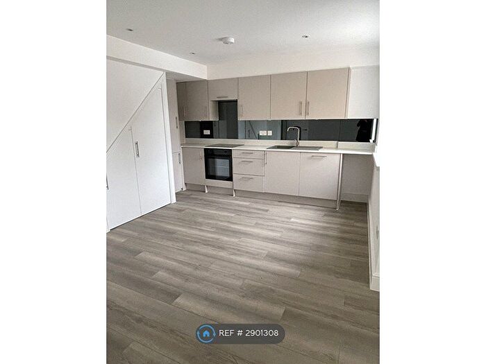 2 Bedroom Flat To Rent In Newlands Park, London, SE26