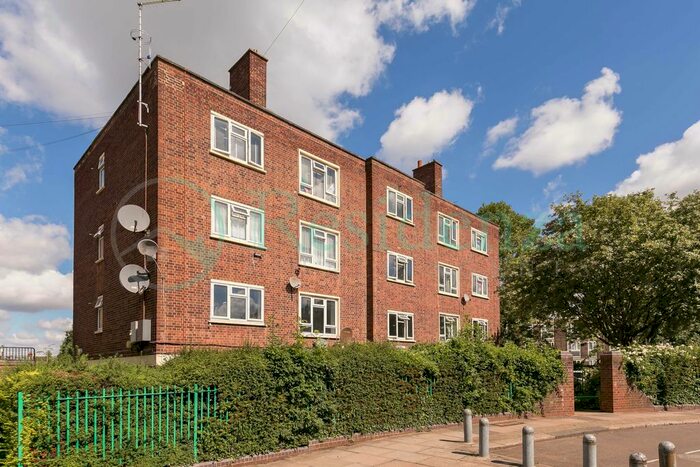 3 Bedroom Flat For Sale In Hazelhurst Road, London, SW17