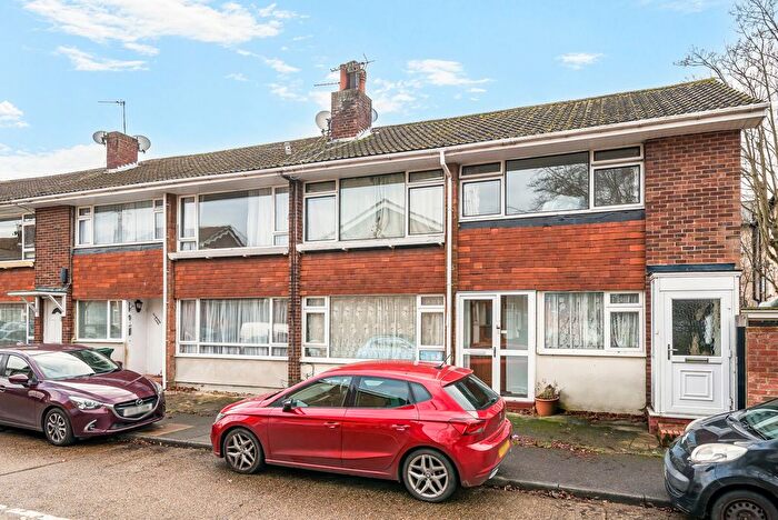 2 Bedroom Maisonette For Sale In Cliveden Place, Shepperton, TW17